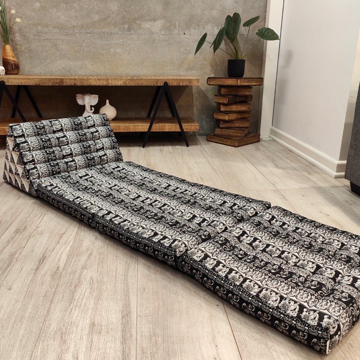 Triangle cushion outlet daybed